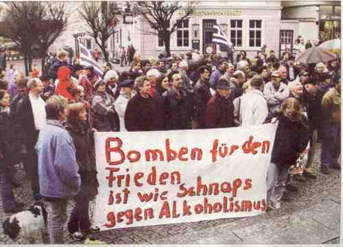 Proteste gegen die NATO-Angriffe