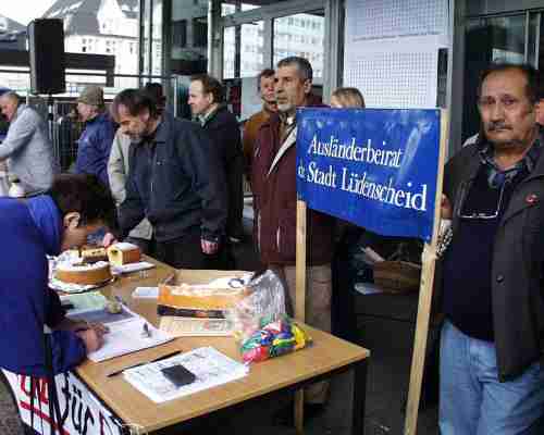Auslnderbeirat und Friedensgruppe am Infostand